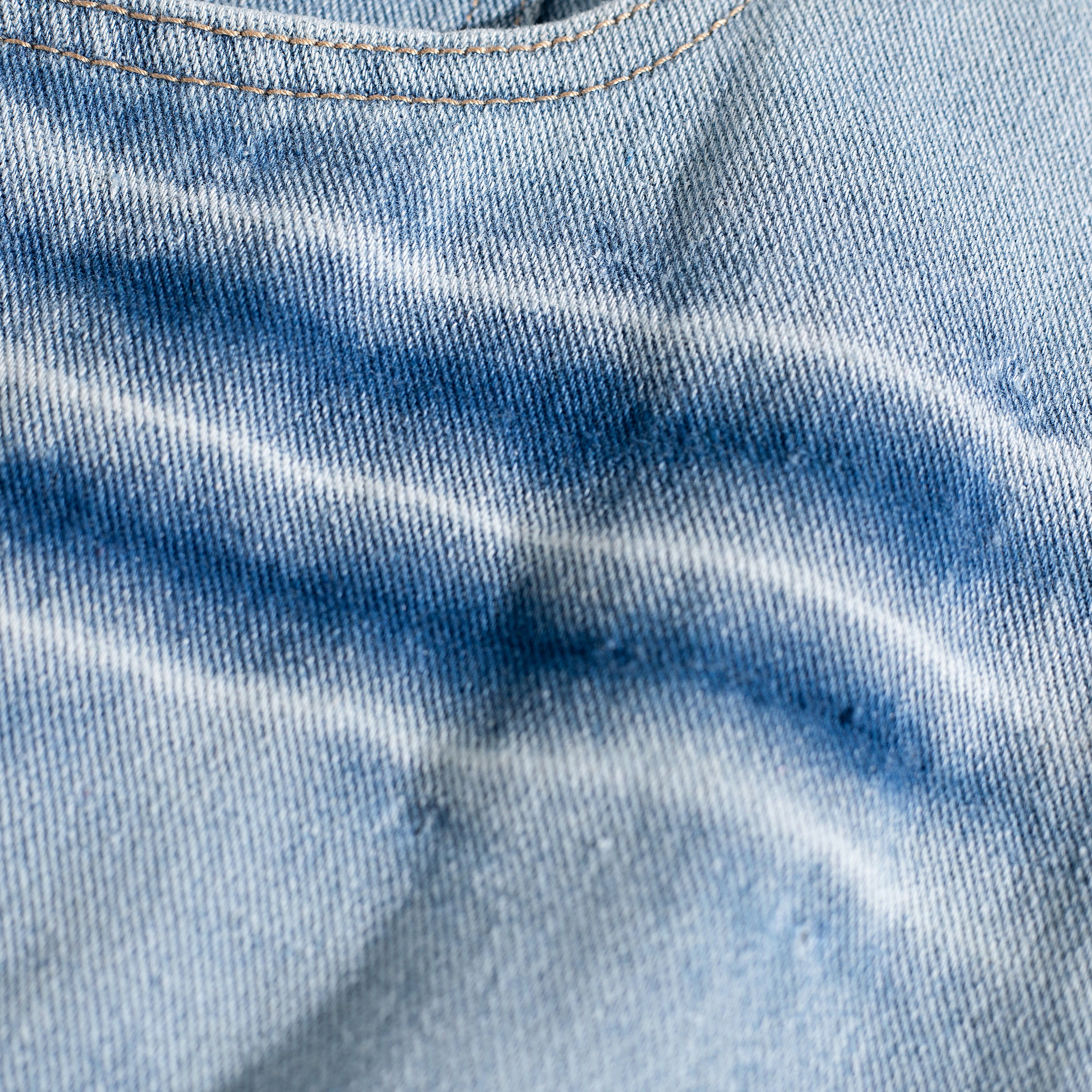 Light Wash Brush Mark Ripped Curved Jeans